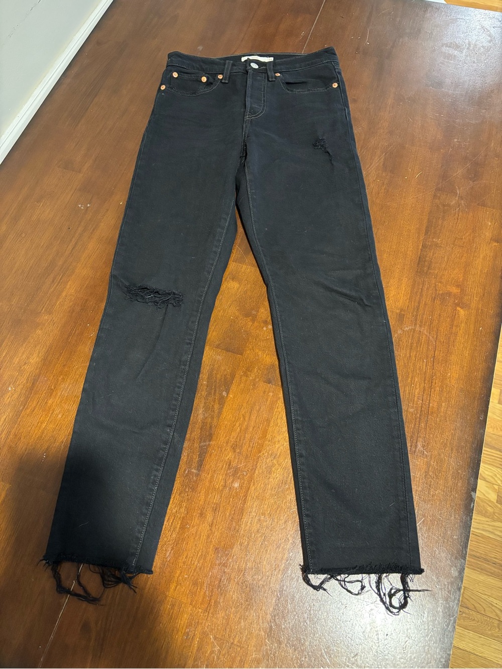 Levi’s women’s Black Distressed Straight-Leg Jeans